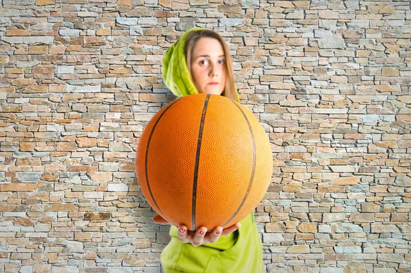 Блондинка играет в баскетбол на фоне текстуры — стоковое фото