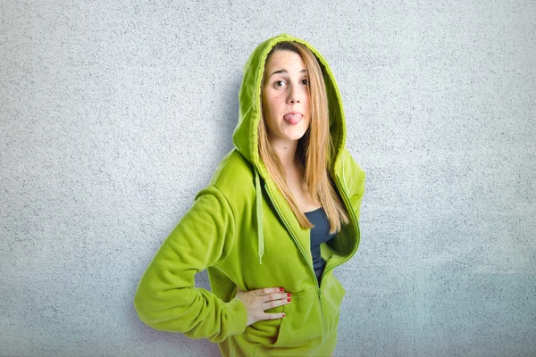 Fiatal lány csinál egy vicc, mint textúrázott háttérre — Stock Fotó
