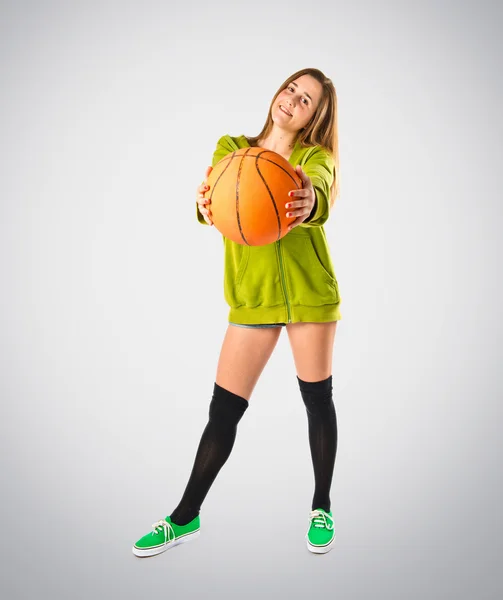 Hübsches junges Mädchen trägt urbanen Stil mit Basketball — Stockfoto