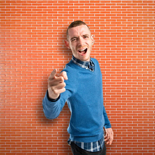 Hombre enojado gritando sobre ladrillos fondo — Foto de Stock