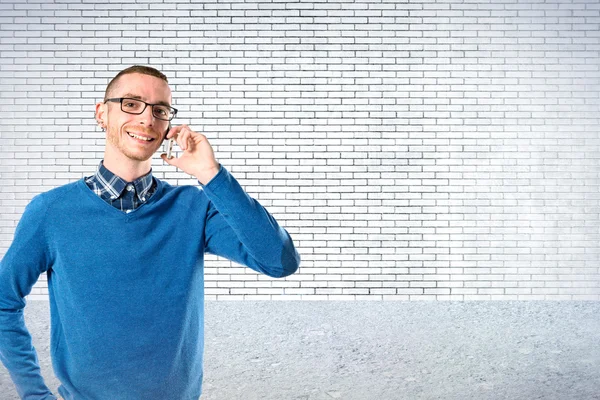 携帯電話上に話している男性の灰色の背景. — Stockfoto