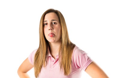 Kız izole beyaz zemin üzerinde bir şaka yapıyor