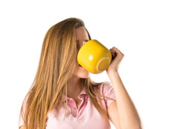 Sarışın kız beyaz arka plan üzerinde kahve içme 