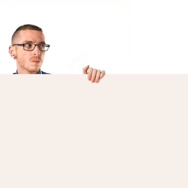 idolated beyaz arka plan üzerinde boş afişini olan adam