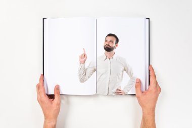 genç adam yukarıyı kitap basılmış