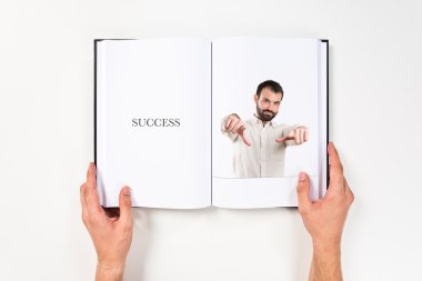 genç adam işaret ters basılmış kitap