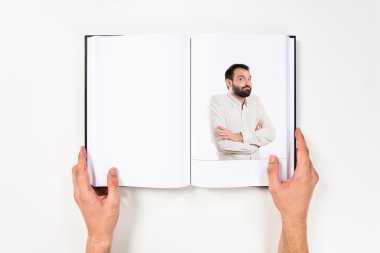 genç adam baskılı kitap üzerinde memnun