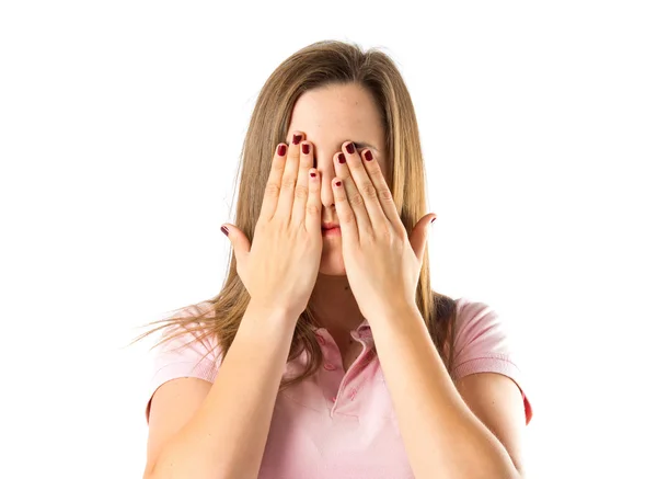 Girl covering her eyes over isolated white background — Stock Photo, Image