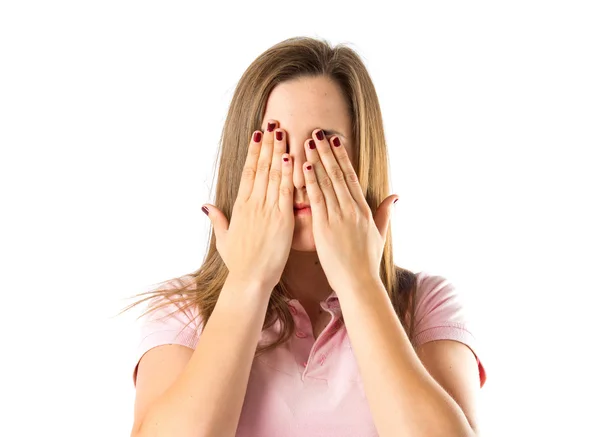 Chica cubriendo sus ojos sobre aislado fondo blanco —  Fotos de Stock