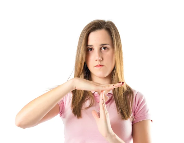Девушка делает тайм-аут жест на белом фоне — стоковое фото