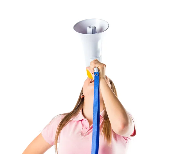 Menina loira gritando com um megafone sobre fundo branco — Fotografia de Stock