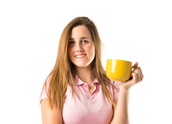 Ξανθό κορίτσι που πίνει καφέ πάνω από το λευκό φόντο — Φωτογραφία Αρχείου