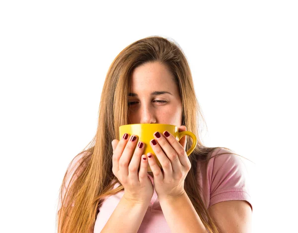 Hübsches Mädchen hält eine Tasse Kaffee über weißem Hintergrund — Stockfoto