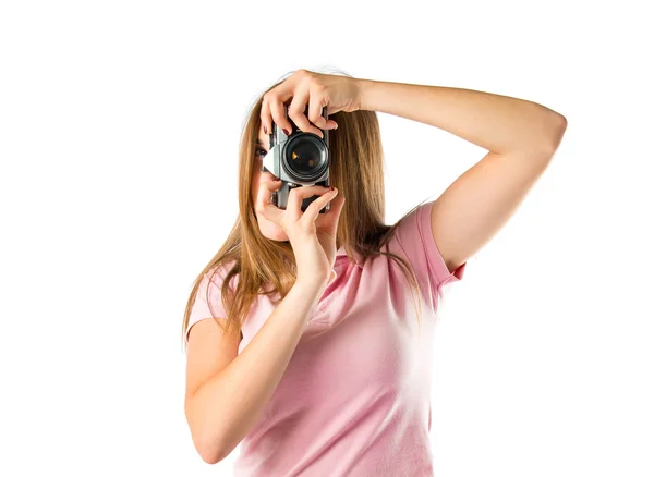 Девушка фотографирует на белом фоне — стоковое фото
