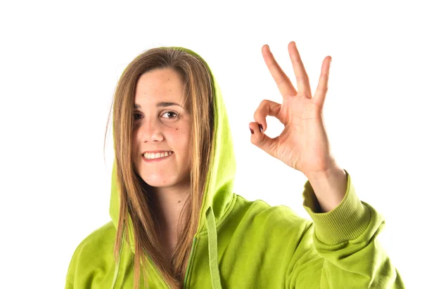 Chica joven haciendo Ok signo sobre fondo blanco —  Fotos de Stock