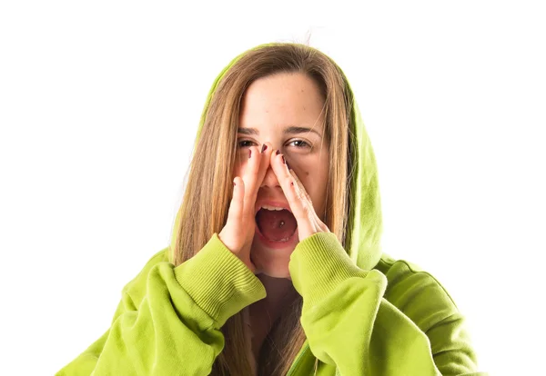 Chica joven gritando sobre el fondo blanco aislado — Foto de Stock