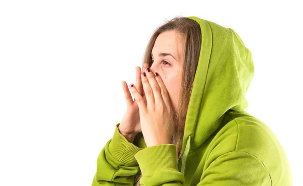 Jong meisje schreeuwen over geïsoleerde witte achtergrond — Stockfoto