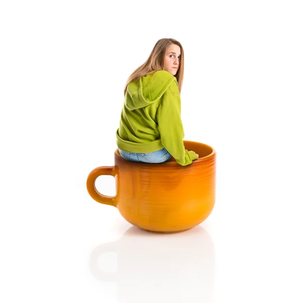 Hübsches junges Mädchen trägt urbanen Stil in einer Tasse Kaffee — Stockfoto