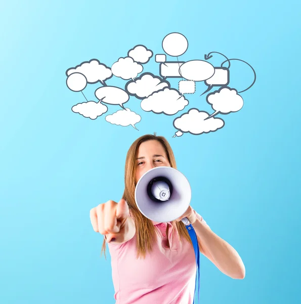 Chica gritando sobre fondo azul — Foto de Stock