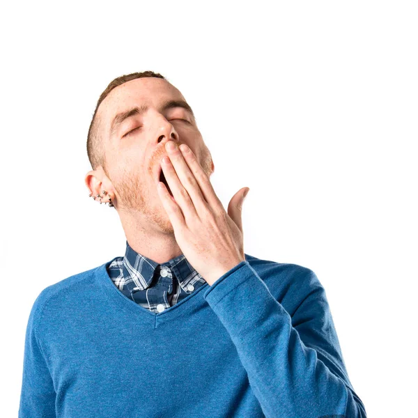 Hombre bostezando sobre fondo blanco aislado —  Fotos de Stock