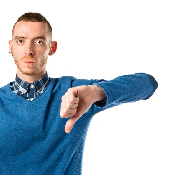 Hombre haciendo una mala señal sobre fondo blanco —  Fotos de Stock