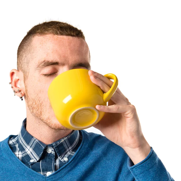 Muž, který držel šálek kávy nad bílým pozadím — Stock fotografie