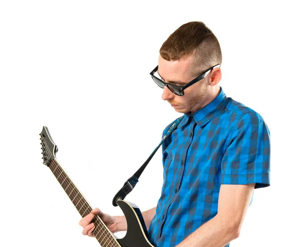 Homem com guitarra sobre fundo branco . — Fotografia de Stock