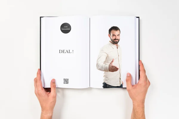 Uomo d'affari fare un affare stampato sul libro — Foto Stock