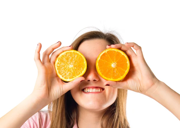 白い背景の上にオレンジと遊ぶ若い女の子 ストック画像