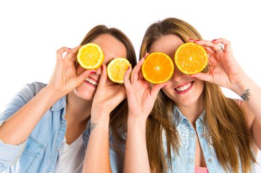 Beyaz arka plan üzerinde meyve ile oynayan arkadaşlar