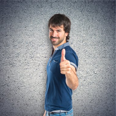 adam ile dokulu arka plan üzerinde başparmak 