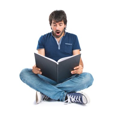 adam beyaz zemin bir kitap okuma