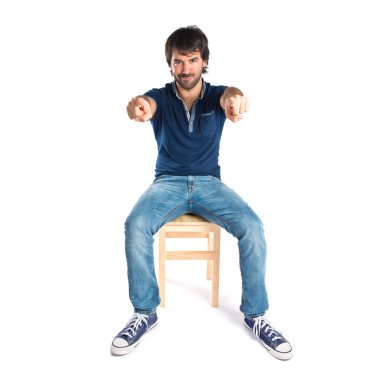 Beyaz arka plan üzerinde öne dönük adam