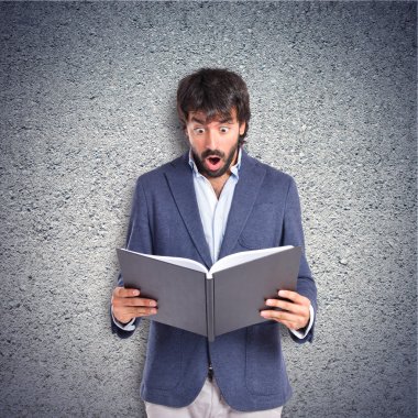 şaşırmış adam dokulu arka plan bir kitap okuma 