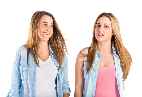 Hermanas sobre fondo blanco aislado — Foto de Stock