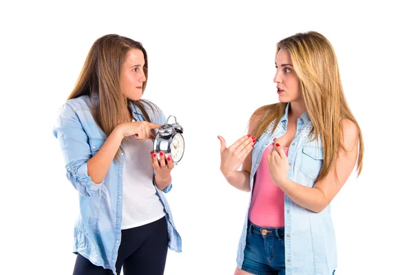 Boos meisje met haar vriend omdat vertraagd — Stockfoto