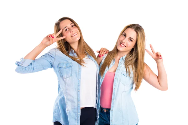 Amigos haciendo gesto de victoria sobre fondo blanco — Foto de Stock