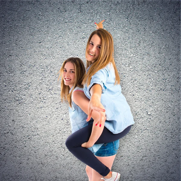 Sisters playing over textured background — Stock Photo, Image