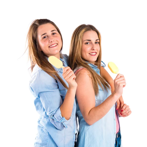 Vrienden eten van ijs op witte achtergrond — Stockfoto