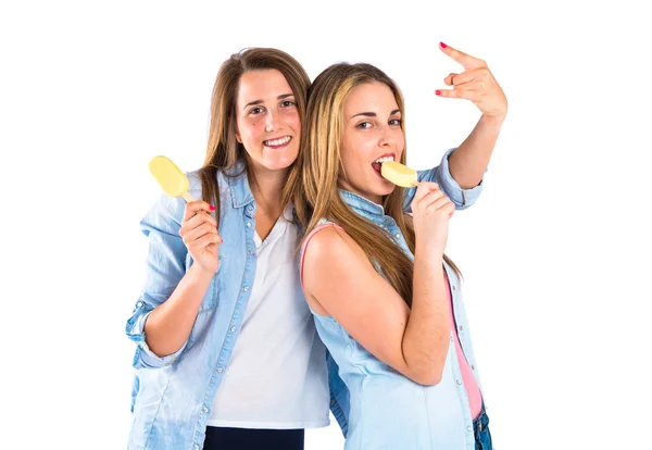 Amigos comendo sorvete sobre fundo branco — Fotografia de Stock