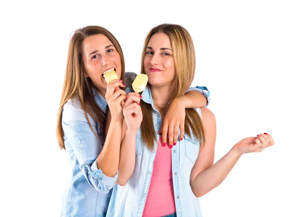 Amigos comendo sorvete sobre fundo branco — Fotografia de Stock