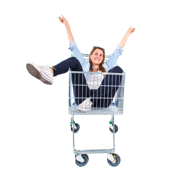 Loira menina bonita dentro de carrinho de supermercado — Fotografia de Stock