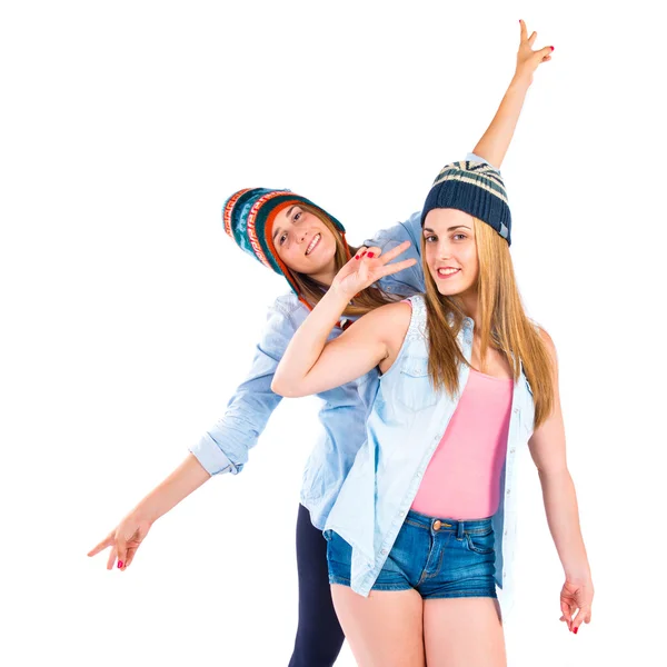 Freunde mit Hüten vor weißem Hintergrund — Stockfoto