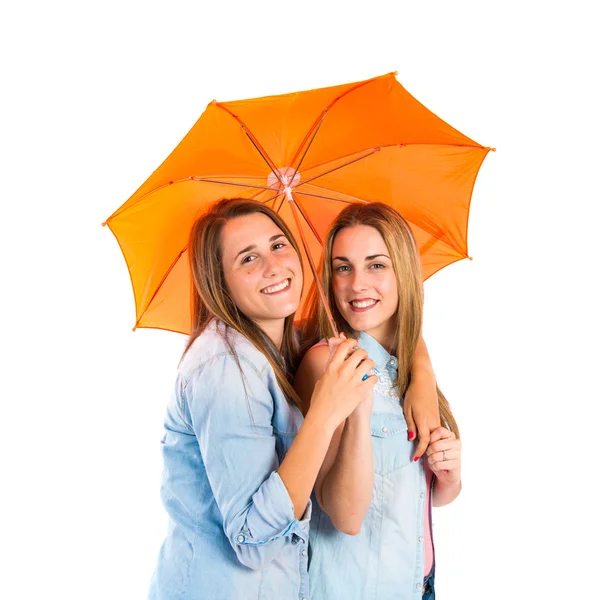 Amigos segurando um guarda-chuva sobre fundo branco — Fotografia de Stock