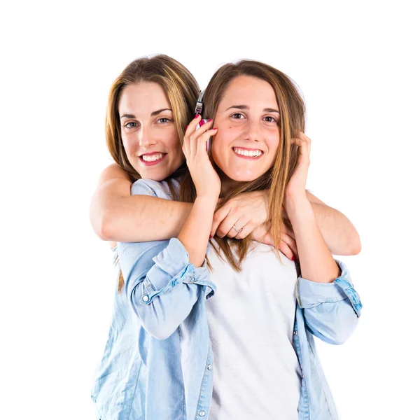 Amigos escuchando música sobre fondo blanco — Foto de Stock