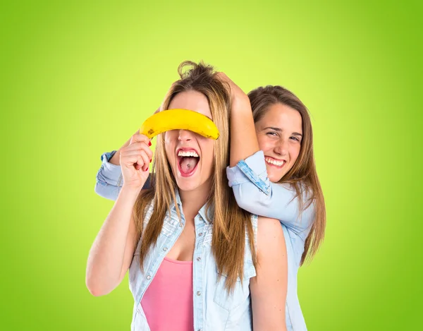 Freunde spielen mit Früchten vor grünem Hintergrund — Stockfoto