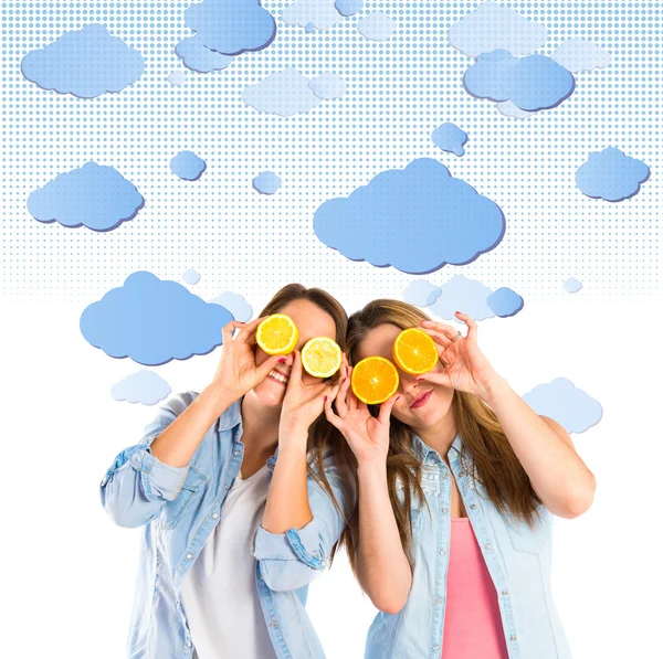 Chica jugando con frutas sobre el fondo del cielo —  Fotos de Stock