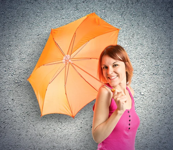 Fille tenant un parapluie sur fond texturé — Photo