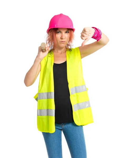Mujer trabajadora haciendo una mala señal sobre fondo blanco —  Fotos de Stock