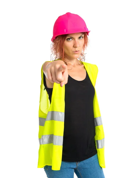 Mujer trabajadora señalando al frente sobre fondo blanco — Foto de Stock